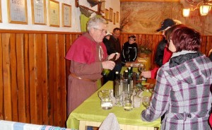 Winzer Herbert Kruder mit Gästen